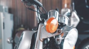 古いバイクのウインカー