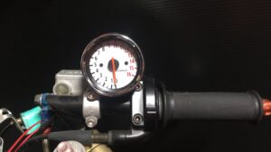 タコメーター取付けの様子