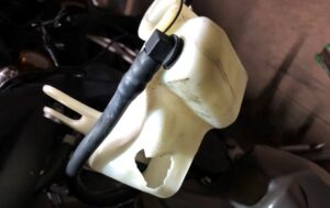 割れたリザーバータンク