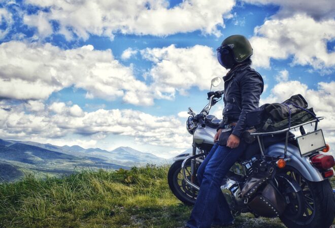 ツーリングで疲労を感じたので休憩しているライダーのイメージ