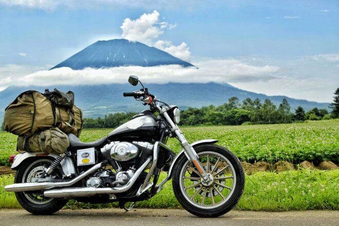 荷物の積み方を工夫してあるツーリングバイクのイメージ