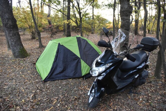 テントとバイクでキャンプツーリングのイメージ
