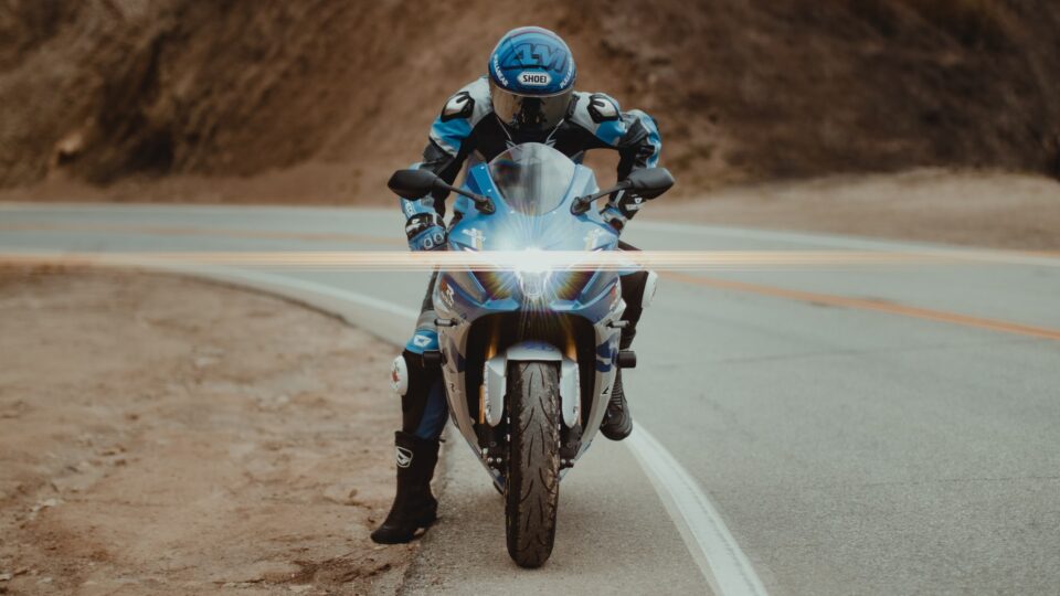 立ちゴケしやすい傾斜した道を走るライダー